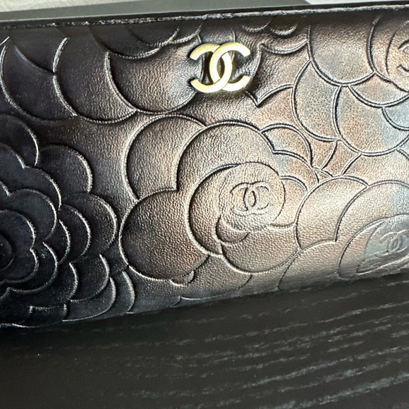 EUC Chanel Camelia wallet- no wear on edges- black. - Picture 5 of 10